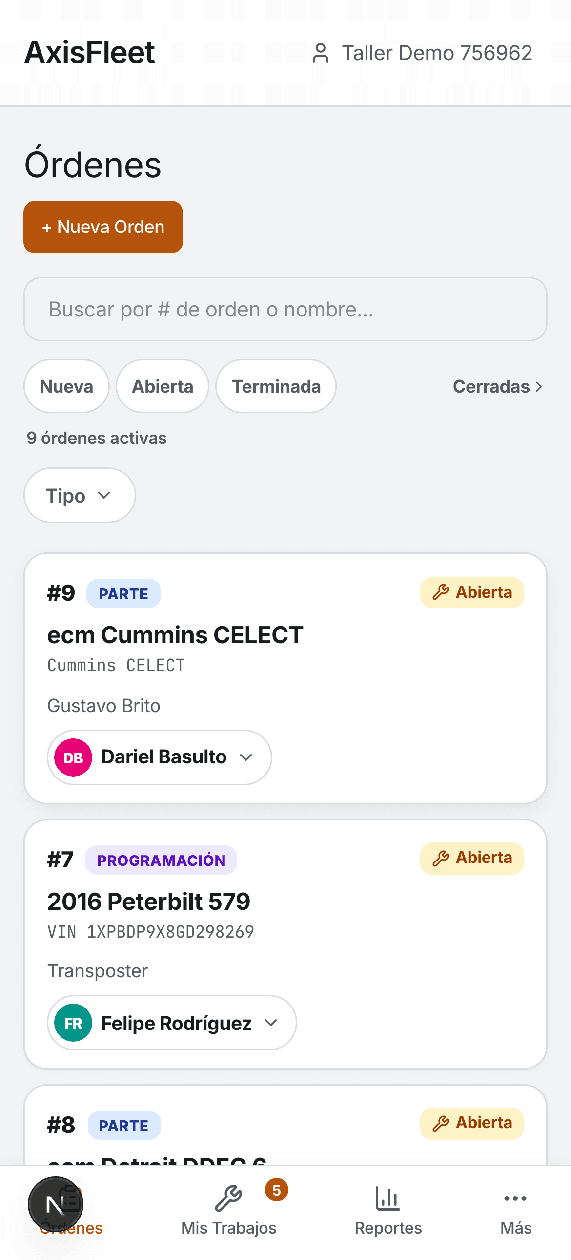 Lista de órdenes de AxisFleet con badges de vehículo, programación y parte